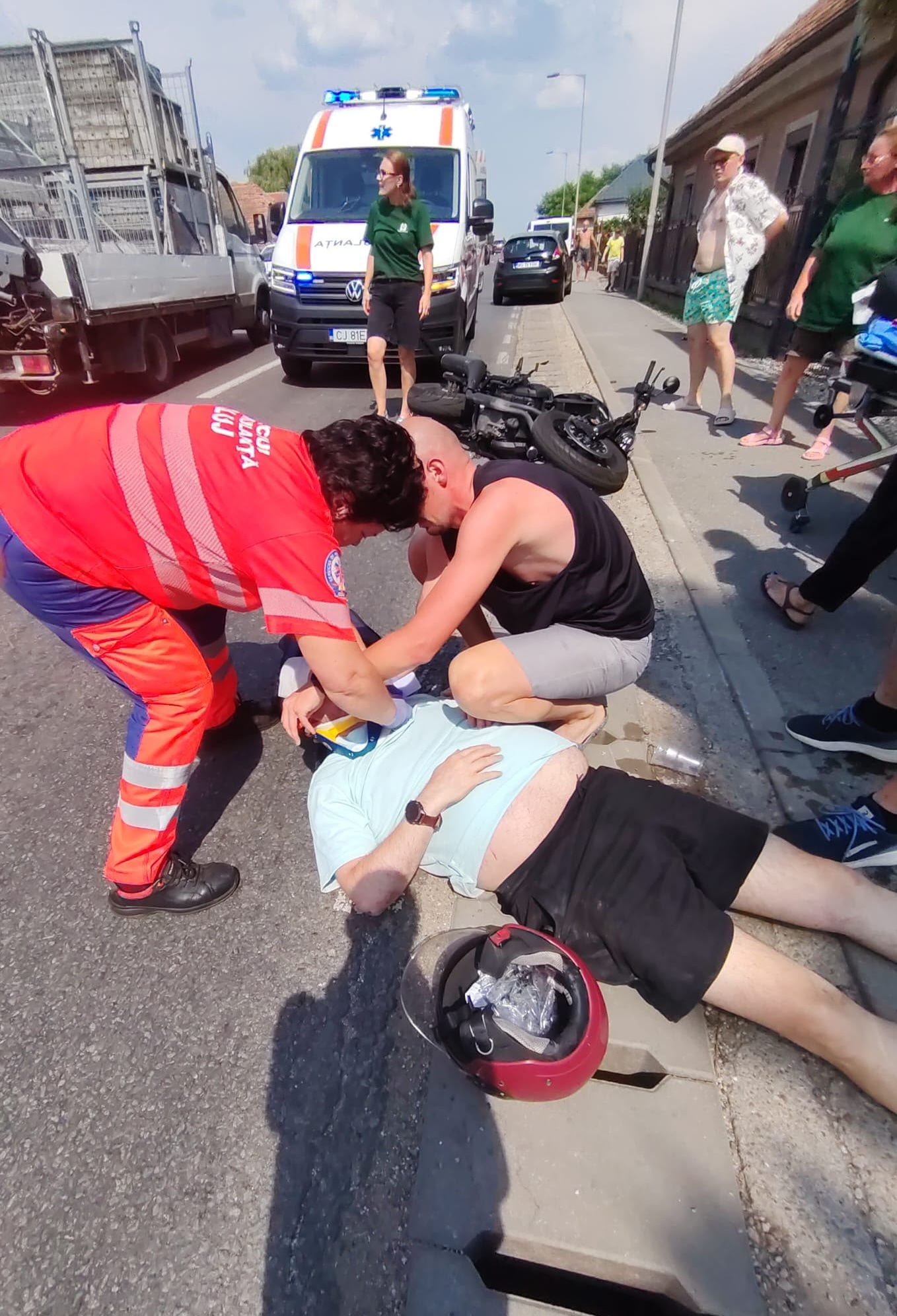 Dr. clujean Lucian Juncu (în maiou negru), erou în timpul liber la un accident în Florești | Foto: Lucian Juncu