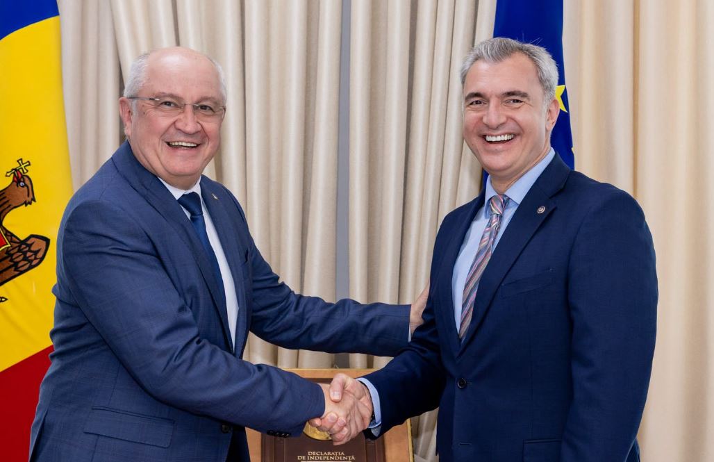 Eugen Osmochescu, desemnat premier interimar al Republicii Moldova |Foto: Fostul premier moldovean Alexandru Munteanu și premierul interimar Eugen Osmochescu - Sursa: Alexandru Munteanu - Facebook
