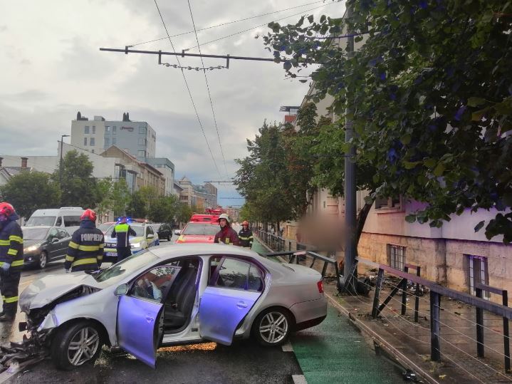 Accident rutier grav pe Bulevardul 21 Decembrie 1989: Vicitmă cu multiple traumatisme, transportată la spital|Foto: ISU Cluj