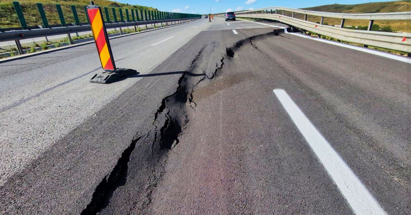 Apel către CNAIR pentru menținerea circulației deschise pe A10 Sebeș-Turda, prin devierea traficului pe sensul opus. Asociația Pro Infrastructură: „Nu obligați șoferii să își riște viața pe DN1”.|Foto: Asociatia Pro Infrastructura - Facebook