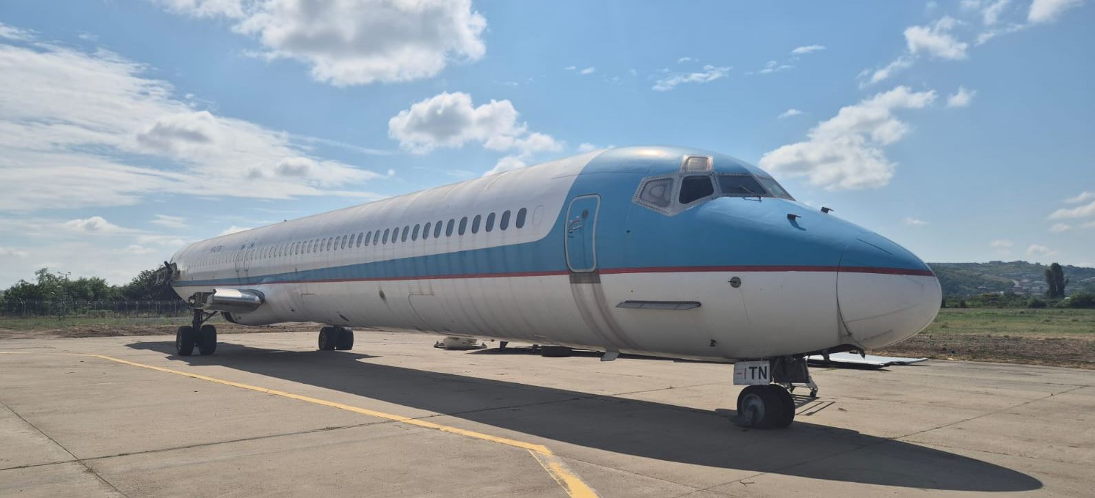 Aeroportul Internațional Cluj a recepționat aeronava McDonnell Douglas MD-83, destinată pregătirii practice a personalului. David Ciceo: „Un proiect esențial pentru menținerea nivelului ridicat de siguranță operațională”.|Foto: Aeroportul Internațional Cluj