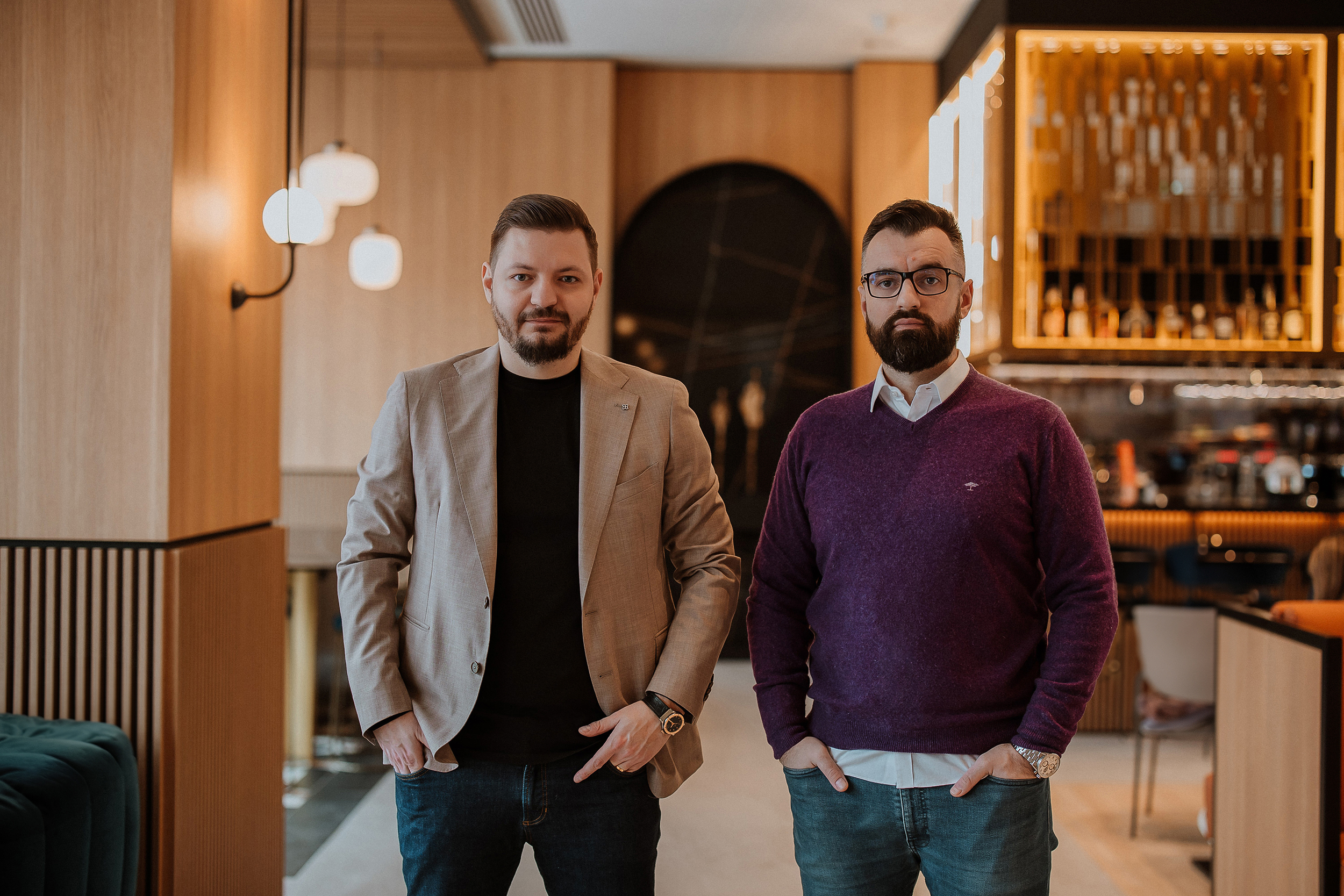 Alex Rus și Daniel Tămaș, fondatorii WAM, singura companie românească implicată în AI & Agentics Council, o alianță menită să stabilească standardele după care vor funcționa „agenții AI” în industria jocurilor video construite pe blockchain. Foto: courtesy Dani Tămaș/WAM