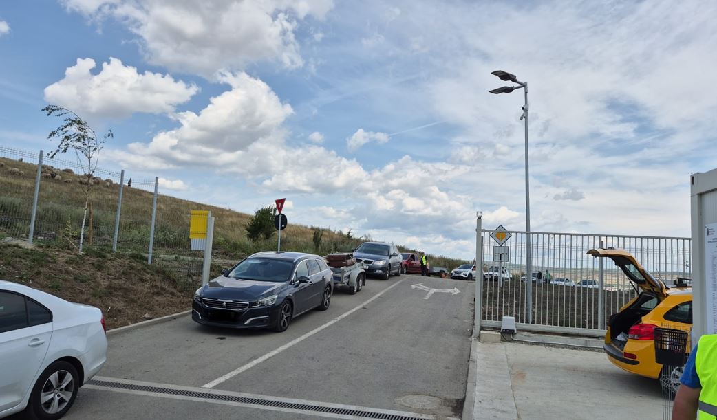 POZA ZILEI. La doar câteva zile de la deschiderea Centrului integrat de deșeuri, clujenii se înghesuie să scape de lucrurile inutile care le aglomerează gospodăriile.|Foto: monitorulcj.ro