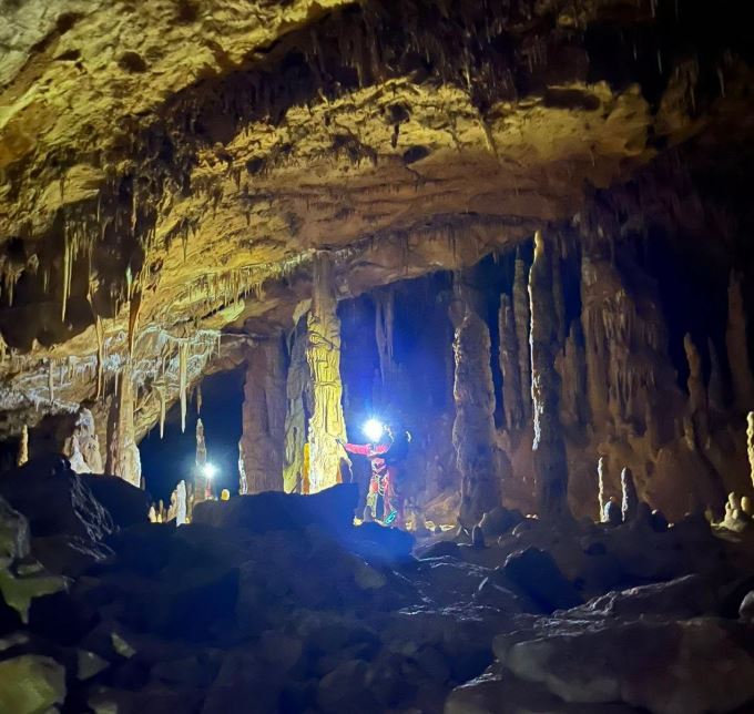 Peștera Humpleu, una dintre cele mai spectaculoase peșteri din România, ar putea fi deschisă pentru turiști. Radu Rațiu: „Identificăm soluții pentru amenajarea unor trasee de vizitare sigure și accesibile”.