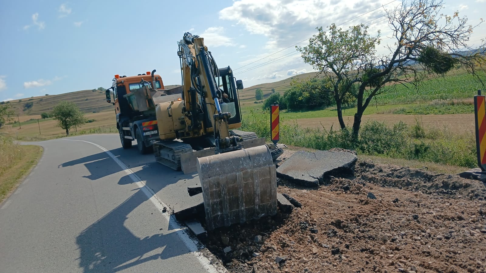 Asfalt reparat pe un drum important din Cluj. Alin Tișe: „Scurtează timpul de deplasare pentru cei care vor să ajungă la Beliș sau Cascada Vălul Miresei”.