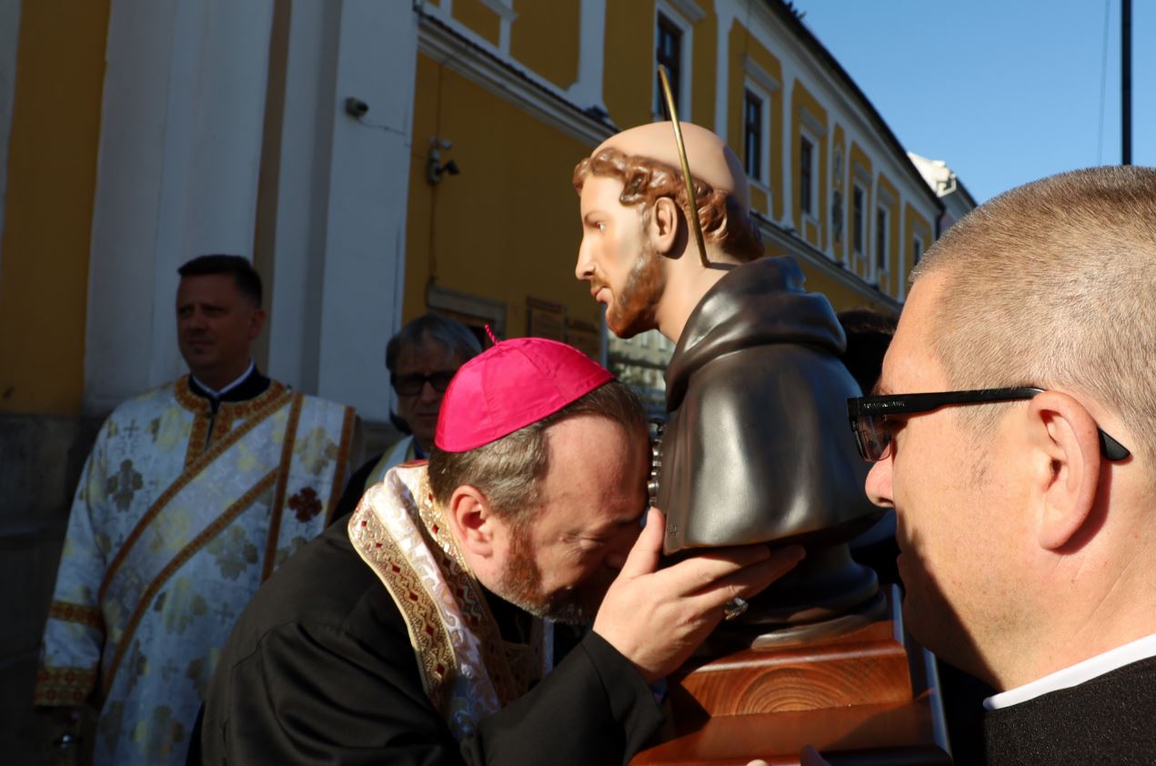Relicvele Sfântului Francisc de Assisi, la Catedrala „Schimbarea la Față” din Cluj. PS Claudiu: „Drumul către pace trece prin inima noastră”.|Foto: Epsicopia de Cluj-Gherla