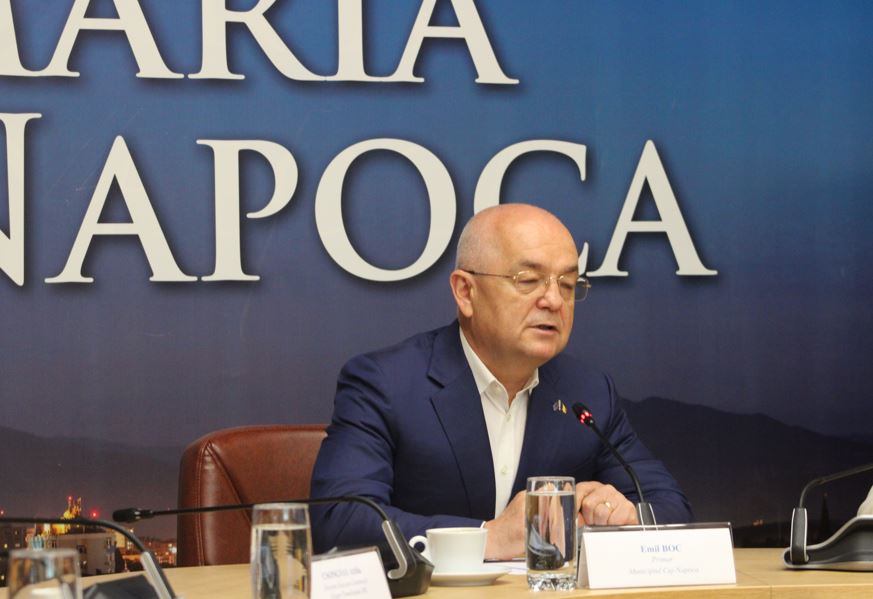 Emil Boc, despre închiderea zonei Pata Rât și relocarea persoanelor în locuințe achiziționate de pe piață: „Integrarea se face prin muncă și educație. Locuințele nu sunt în proprietate, sunt în chirie”