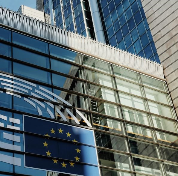 Avertisment de la Bruxelles: Comisia Europeană evaluează impactul amendamentelor adoptate de Parlament la legea decarbonizării|Foto: pexels.com