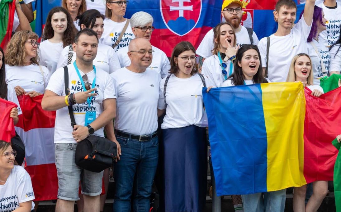 Ce conține „trusa” lui Emil Boc pentru Untold?|în imagine: Primarul Emil Boc alături de festivalieri, la Untold 2024|Foto: Emil Boc - Facebook