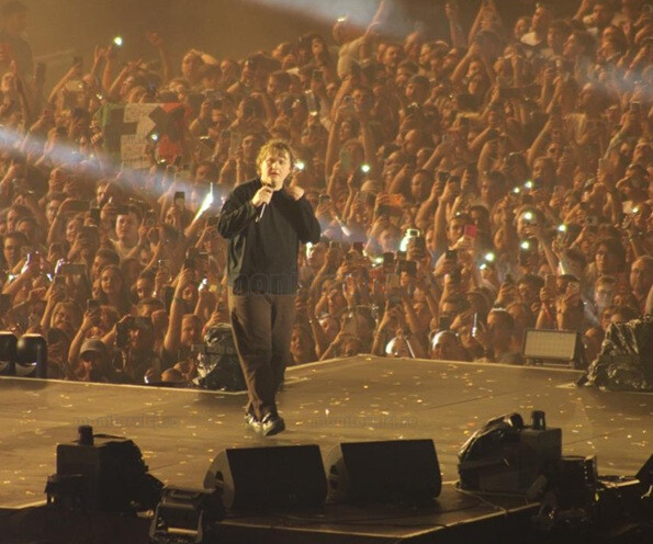 Muzica vindecă! Lewis Capaldi, sincer și vulnerabil în fața a zeci de mii de oameni la Untold. „A fost dificil, mă bucur că sunt fericit”.