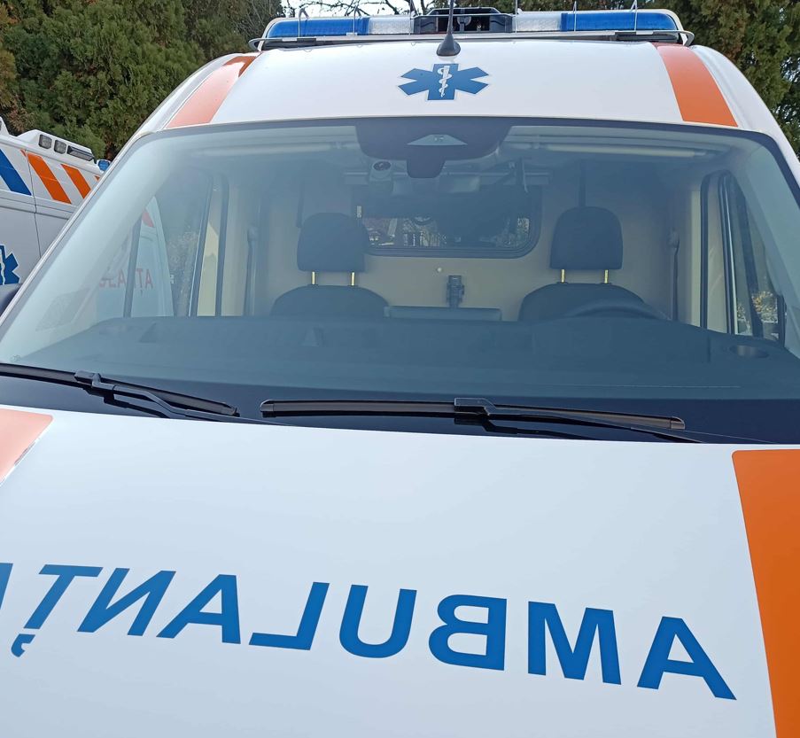 Ambulanță atacată cu bâte și topoare în Cluj, pe motiv că „fură copii”: Șoferul a fost rănit|Foto: monitorulcj.ro