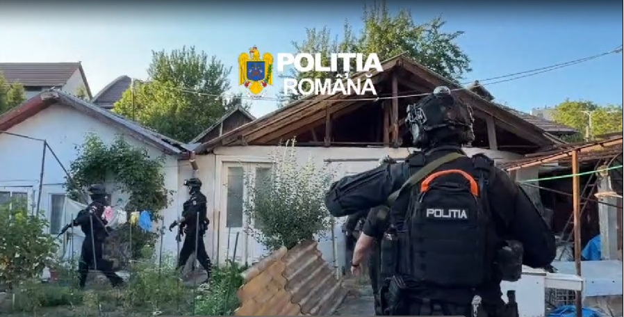 Polițiștii au descins la casa unui bărbat din Cluj-Napoca, după ce a vândut bilete la Untold care nu au mai ajuns la cumpărători |Foto: IPJ Cluj