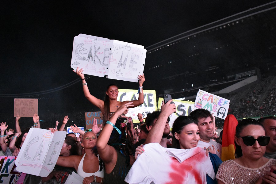 Steve Aoki este cunoscut pentru faptul că, în timpul concertelor sale, aruncă torturi în fața fanilor. Cei care vor să participe țin pancarte pe care scrie „Cake me”, iar Aoki îi alege și le aruncă un tort direct în față. | Foto: Eliza LUCACIU / monitorulcj.ro