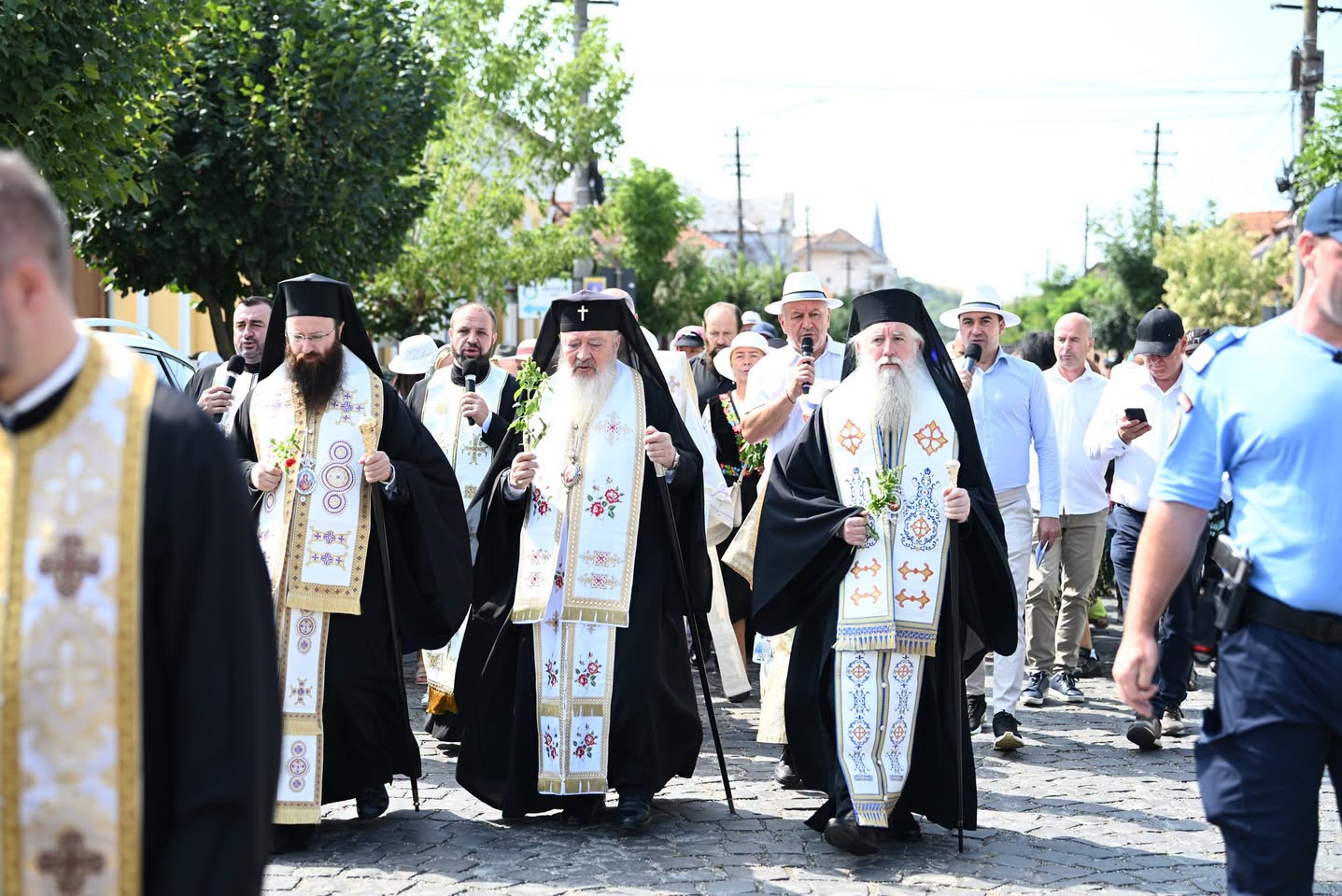 Mii de credincioși s-au adunat sâmbătă, 15 august, la Mănăstirea Nicula, pentru a participa la slujba oficiată cu prilejul hramului „Adormirea Maicii Domnului”. | Foto: Mitropolia Clujului, Maramureșului și Sălajului