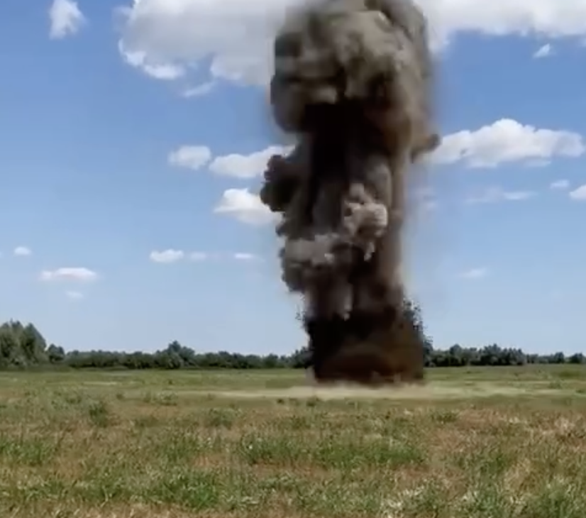 O dronă găsită vineri în apropierea localității Plauru, din județul Tulcea, a fost distrusă sâmbătă prin detonare controlată de specialiștii Ministerului Apărării Naționale. | Foto: Facebook / MAPN