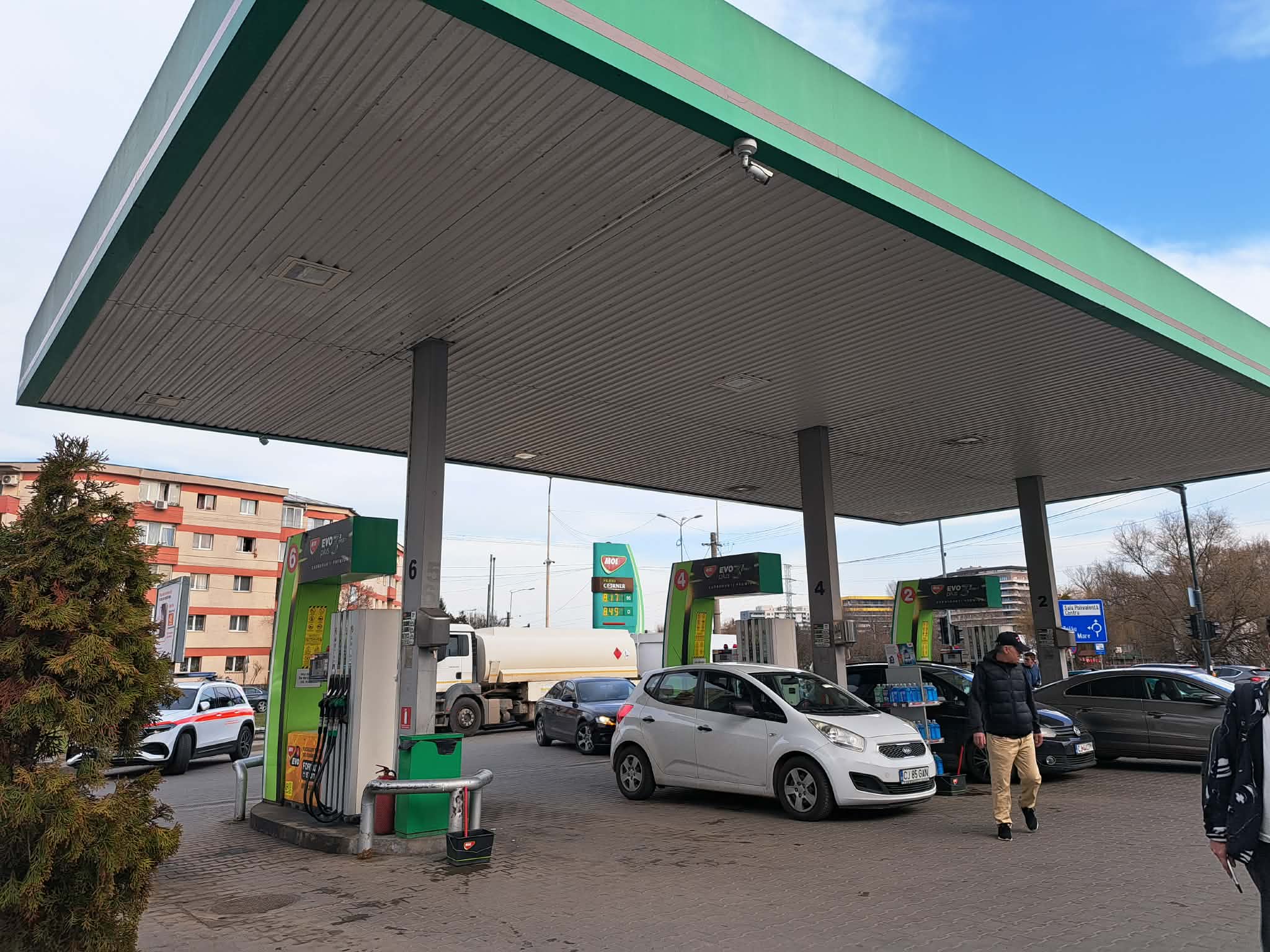 Motorina continuă să se scumpească, chiar dacă acciza a fost scăzută. Prețul de 10 lei/litru, depășit peste tot.