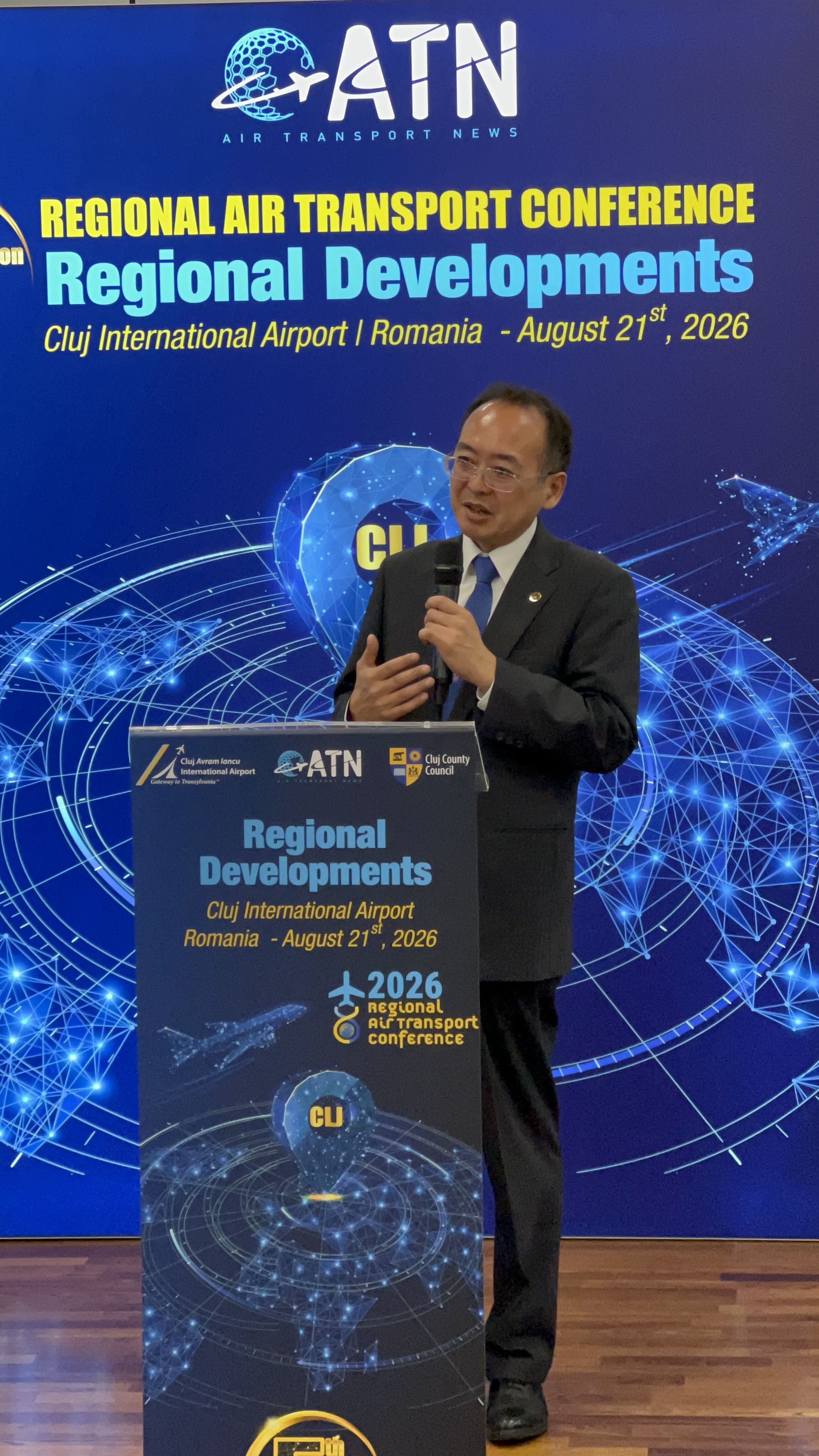 Președintele Consiliului Organizației Aviației Civile Internaționale (ICAO), Toshiyuki Onuma, prezent la Regional Air Transport Conference 2026, eveniment organizat la Aeroportul Internațional Cluj, vineri, 21 august | Foto: monitorulcj.ro