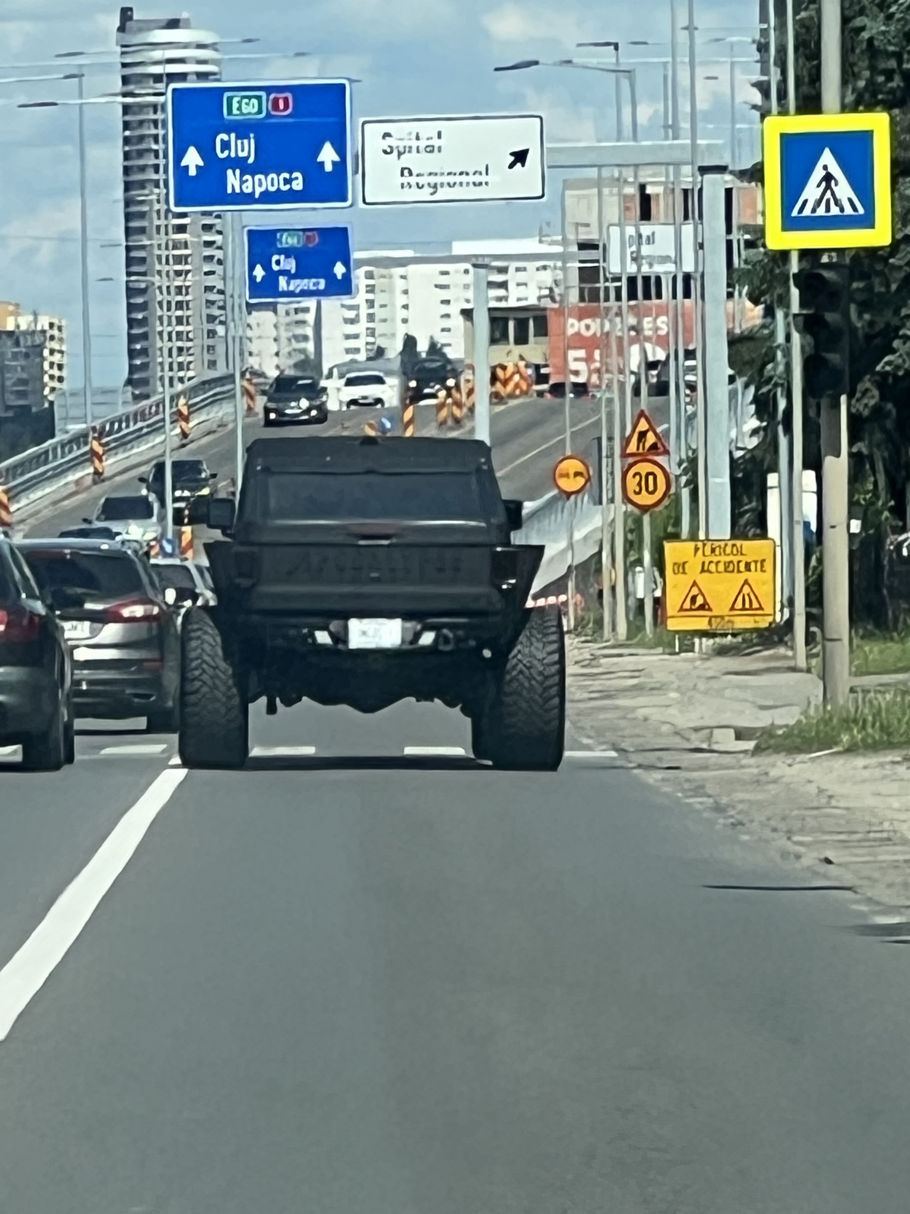 Se desființează sensul giratoriu din zona BMW din Florești. Șoferii pot întoarce sub pasajul viitorului Spital Regional de Urgență.