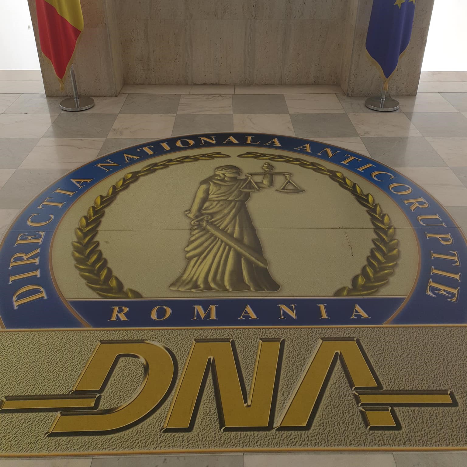 Un bărbat a ajuns în arest preventiv după ce ar fi pretins sume importante de bani de la mai multe persoane, susținând că poate interveni pe lângă procurori și polițiști din cadrul DNA pentru a obține soluții favorabile în dosare penale. | Foto: Facebook - Direcția Națională Anticorupție