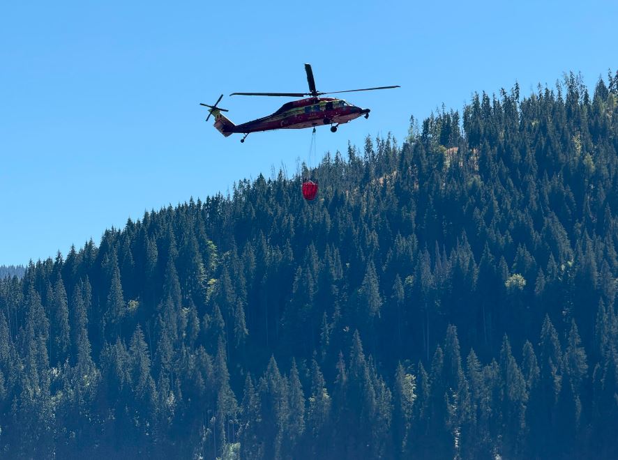 Situație critică la Mărișel: intervenție de durată a pompierilor pentru stingerea focarelor. Deversări de apă din aer cu ajutorul unui elicopter Black Hawk.|Foto: ISU Cluj
