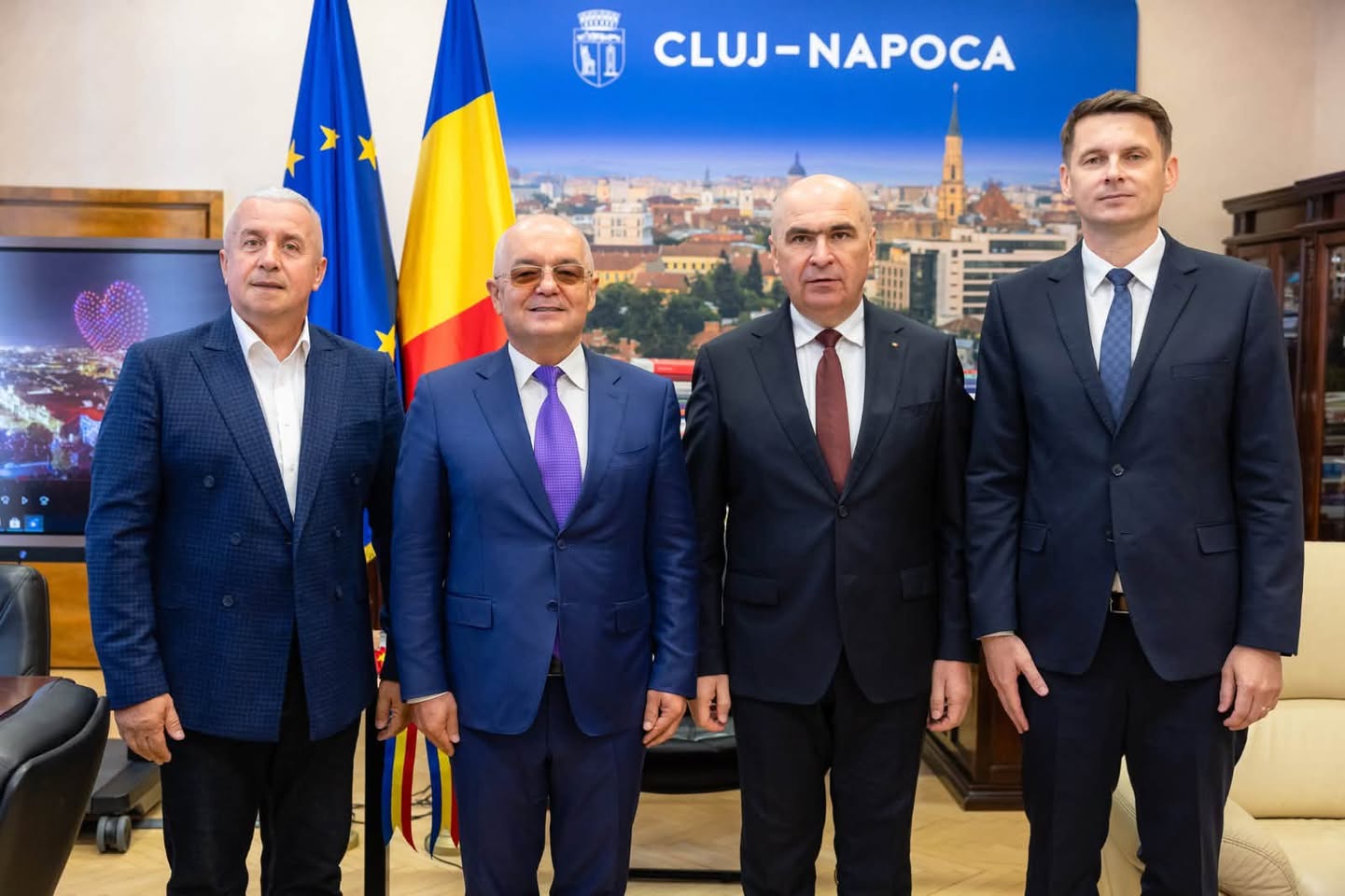 Premierul Ilie Bolojan a fost primit la Primăria Cluj-Napoca de Emil Boc, la întâlnire luând parte și Daniel Buda, președintele PNL Cluj, precum și Mircea Abrudean, președintele Senatului. | Foto: Facebook / Emil Boc