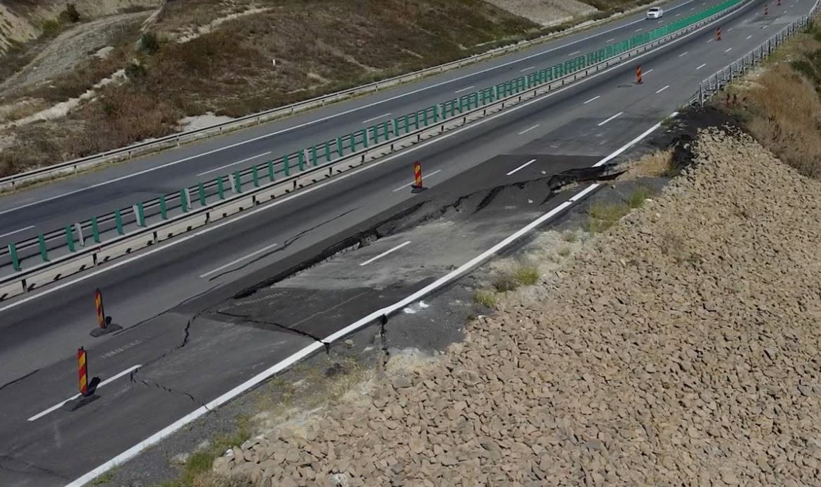 Dezastru pe A10 Sebeș-Turda: Surparea se agravează, iar reparațiile stagnează. Lucrări de 90 de milioane de euro și garanție expirată.|Foto: monitorulcj.ro