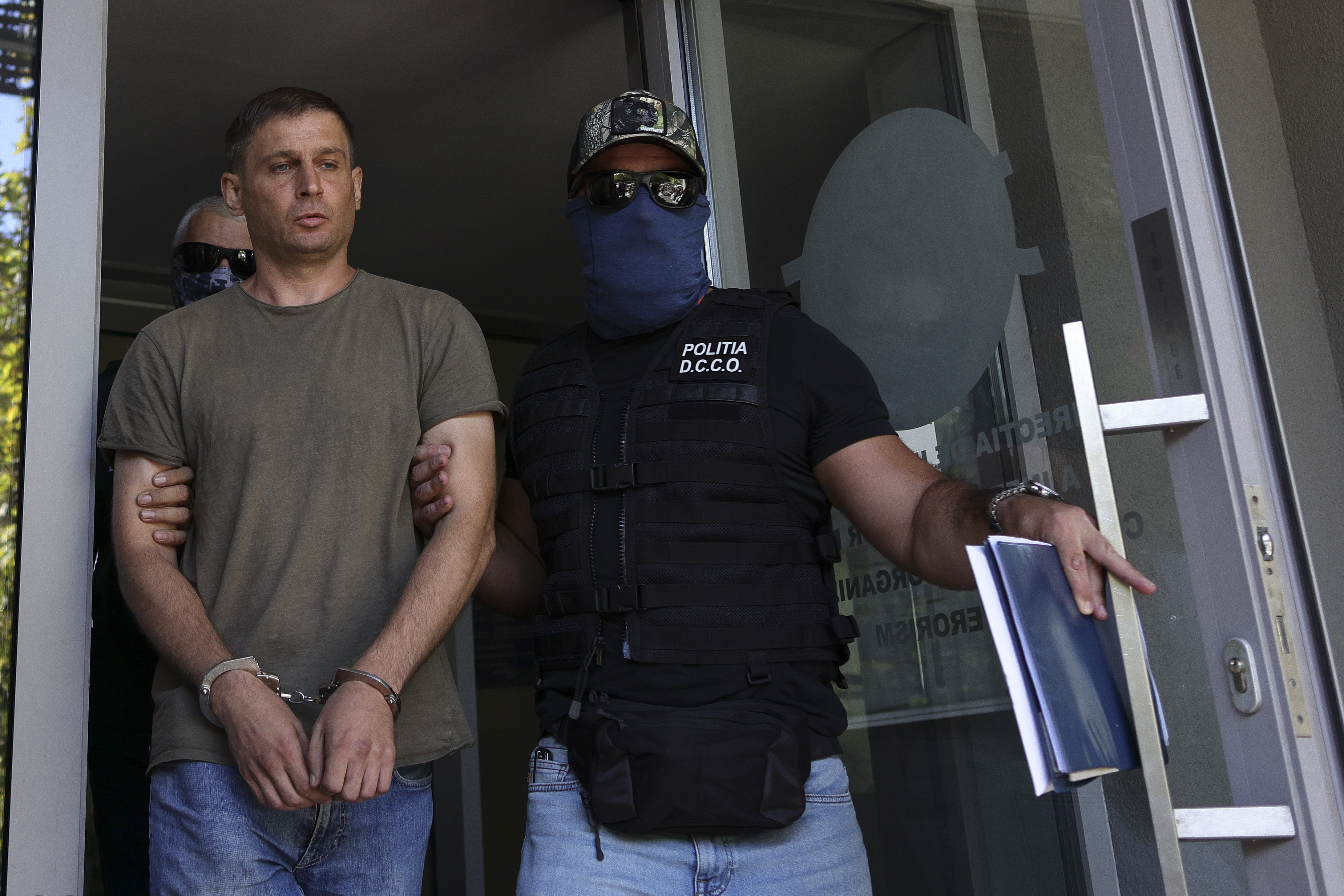 Bărbatul acuzat și reținut pentru spionaj în favoarea Rusiei, Ivan Kutsenko, este escortat în afara sediului DIICOT, în București, 8 septembrie 2026.|Foto: Inquam Photos / Octav Ganea