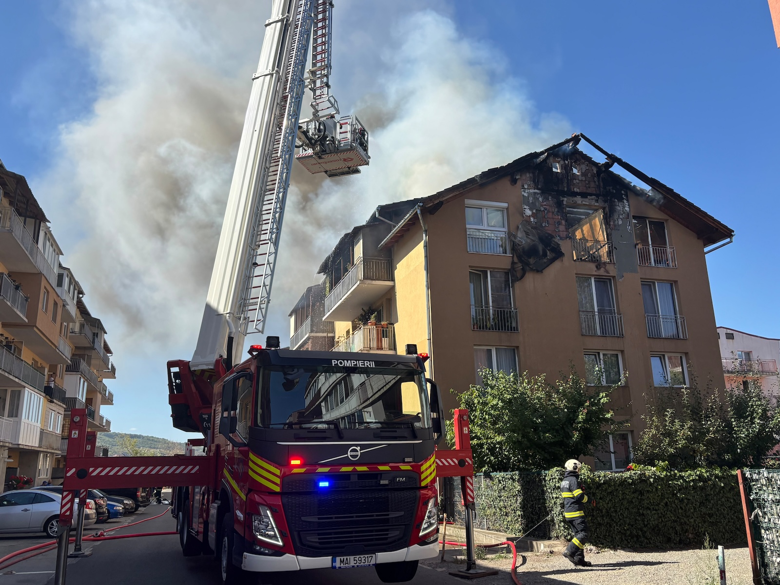 Incendiu izbucnit la mai multe apartamente ale unui bloc din centrul comunei Florești | Foto: ISU Cluj