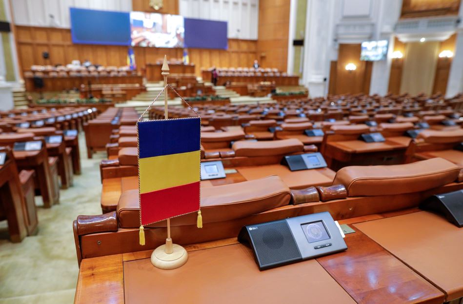 Un proiect controversat promovat de AUR, aproape de votul final în Parlament: amenzi de până la 10.000 de lei pentru oficialii care refuză să sărute steagul și ceremonii obligatorii de Ziua Drapelului| Foto: DepositPhotos.com