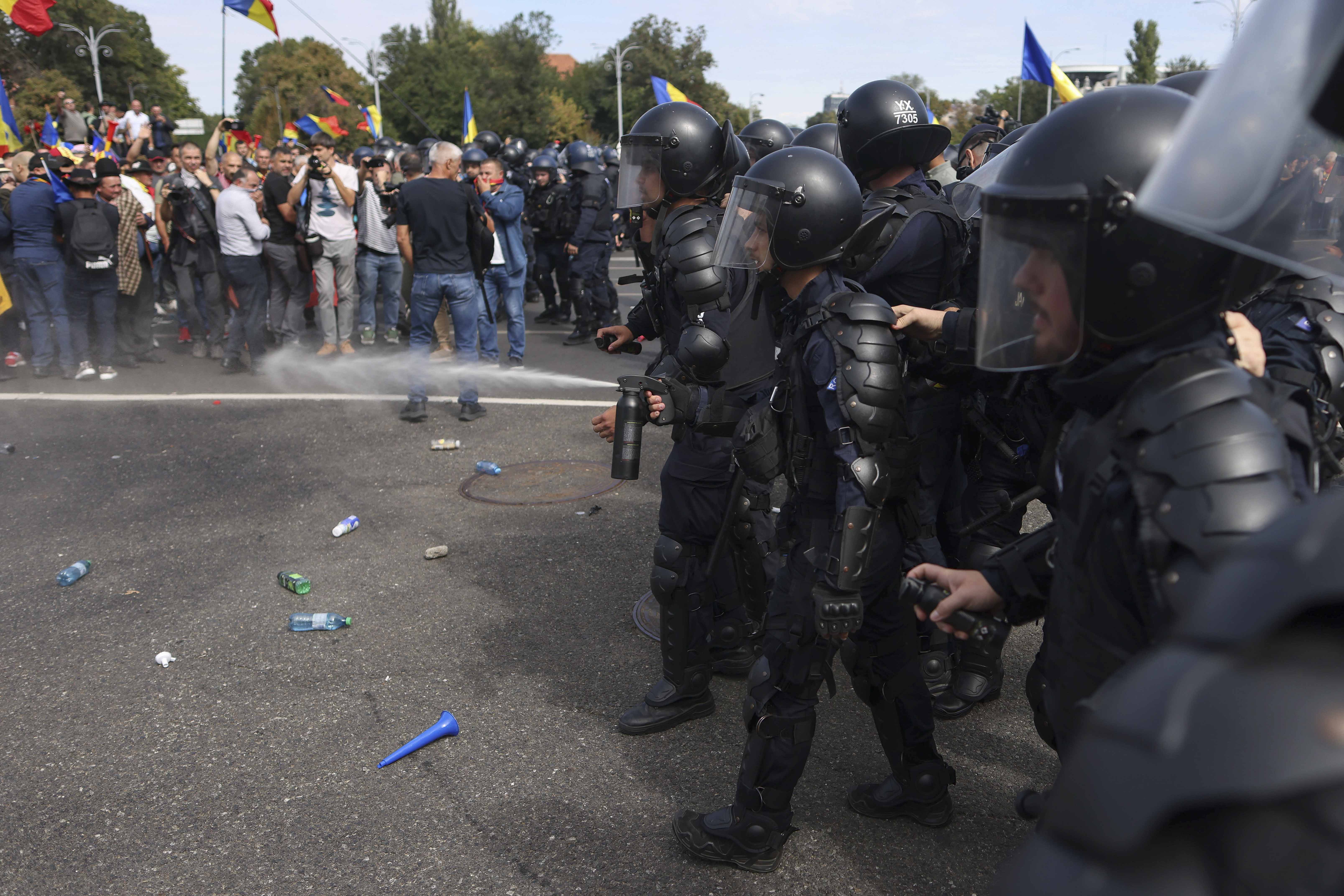 Haos și violențe orchestrate de agitatori infiltrați la protestul oierilor din București: Forțe de ordine atacate și străzi blocate