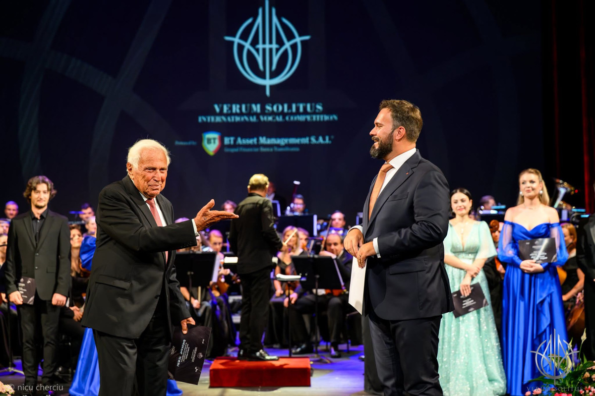 Ioan Holender și Florin Estefan, pe scena Operei Naționale Române din Cluj-Napoca, în cadrul unui eveniment dedicat artei lirice. | Imagine realizată de Nicu Cherciu și utilizată cu acordul acestuia.