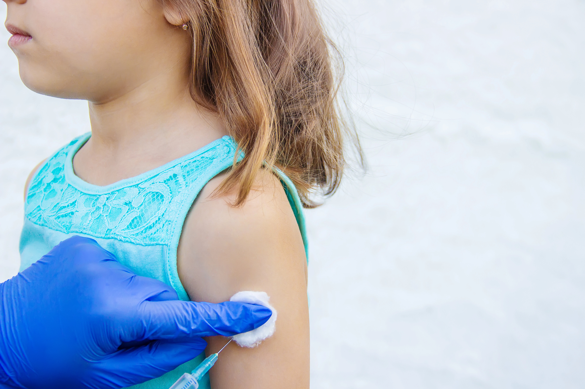 Rata de vaccinare a copiilor, în scădere în România și în mai multe țări UE. Cercetătorii indică riscuri mai mari pentru imunitatea colectivă și individuală.