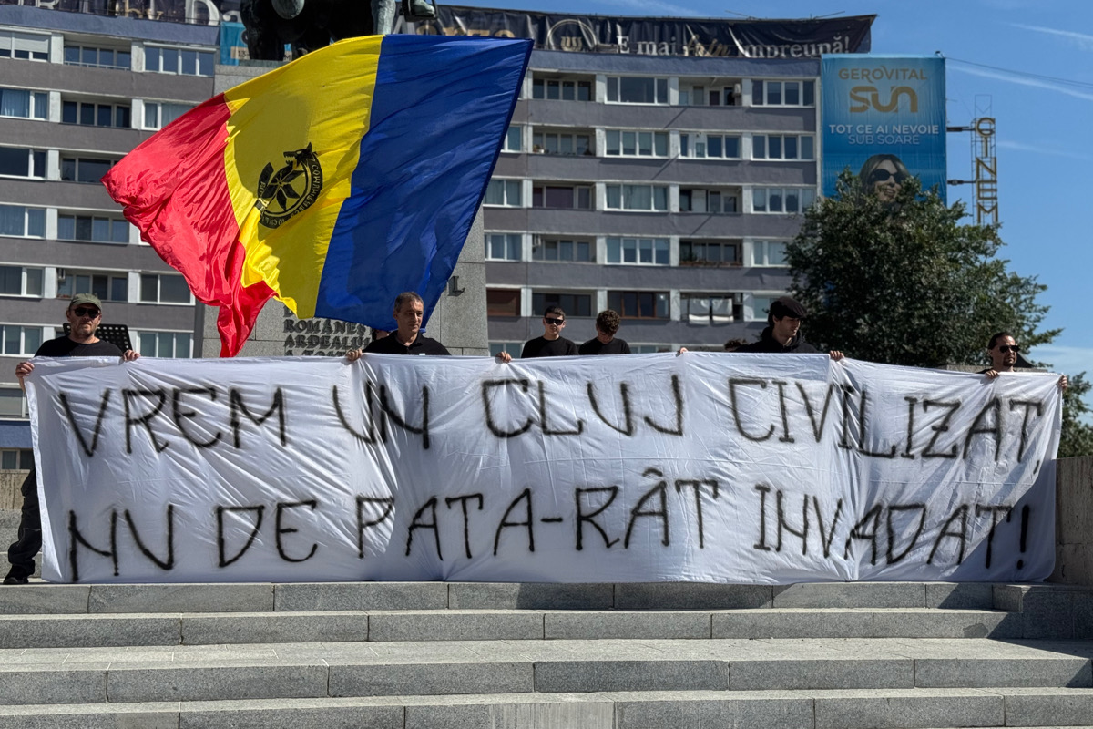 „Clujul nostru nu-i ghetoul vostru!” 12 extremiști au scandat mesaje rasiste la protestul împotriva mutării familiilor din Pata Rât.