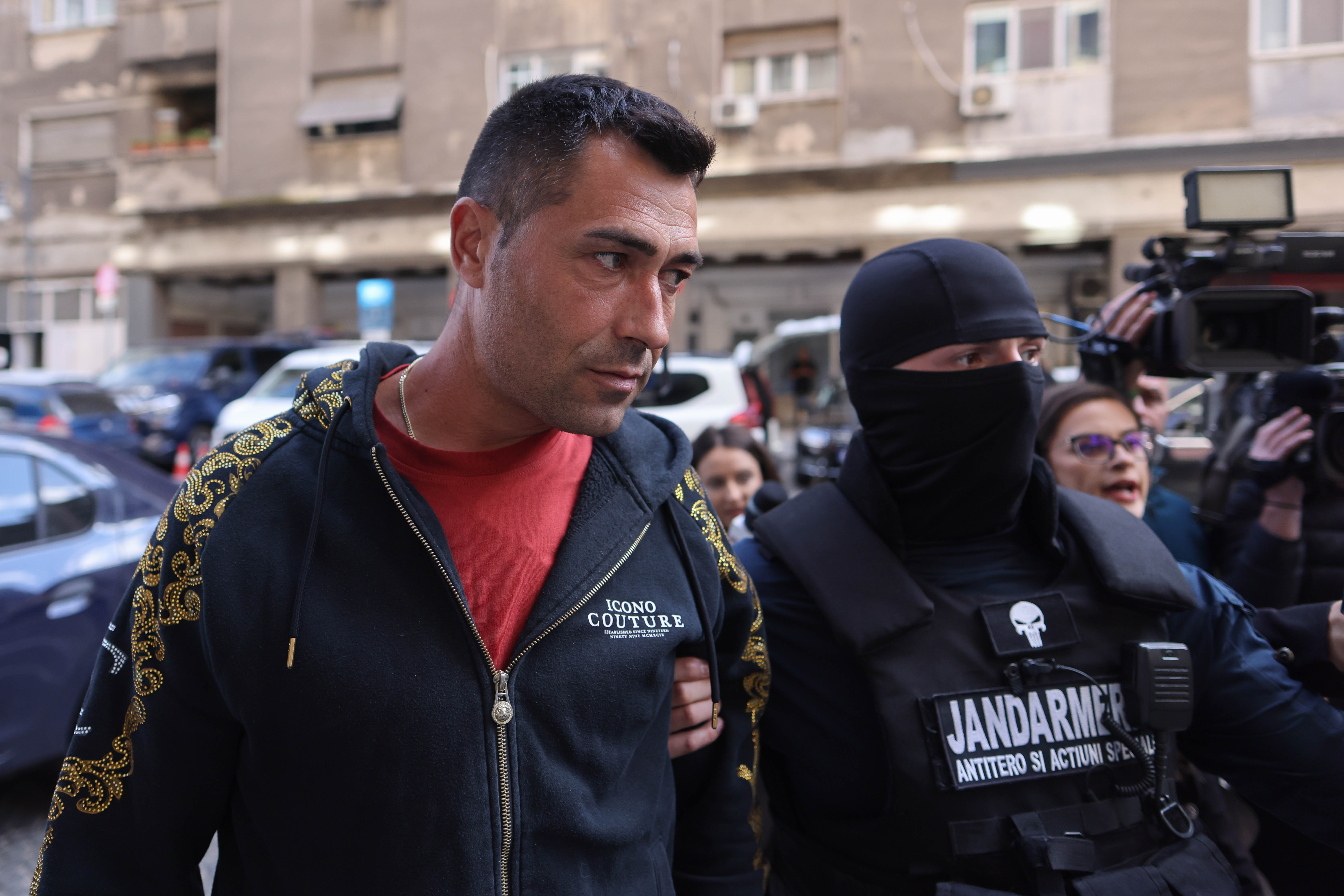 Persoane sunt aduse de către polițiști la sediul Direcției Generale de Poliție a Municipiului București în dosarul legat de violențele de la protestul din Piața Victoriei din data de 15 septembrie 2026, în București, 22 septembrie 2026. Inquam Photos / George Călin