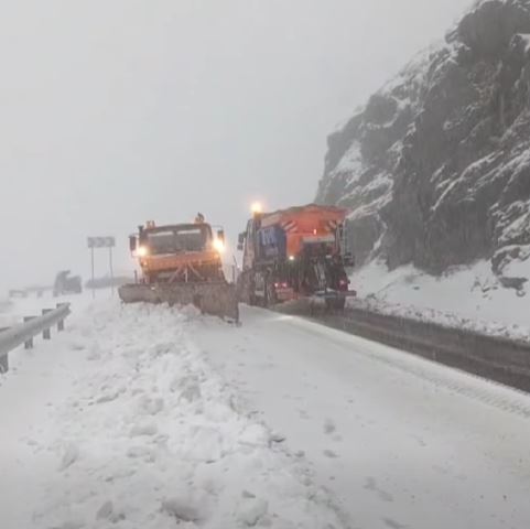 Ninsoare abundentă pe Transfăgărășan. Drumarii au intervenit cu utilajele de deszăpezire.