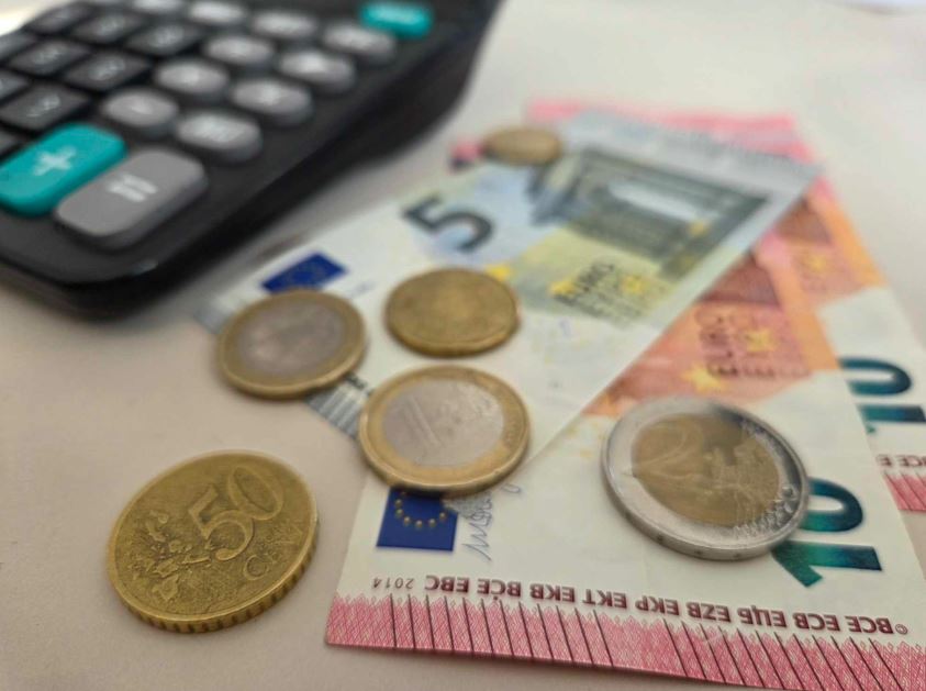 Leul va continua să se deprecieze, iar cursul euro-leu ar putea ajunge la 5,36 lei: Încrederea în economie scade puternic