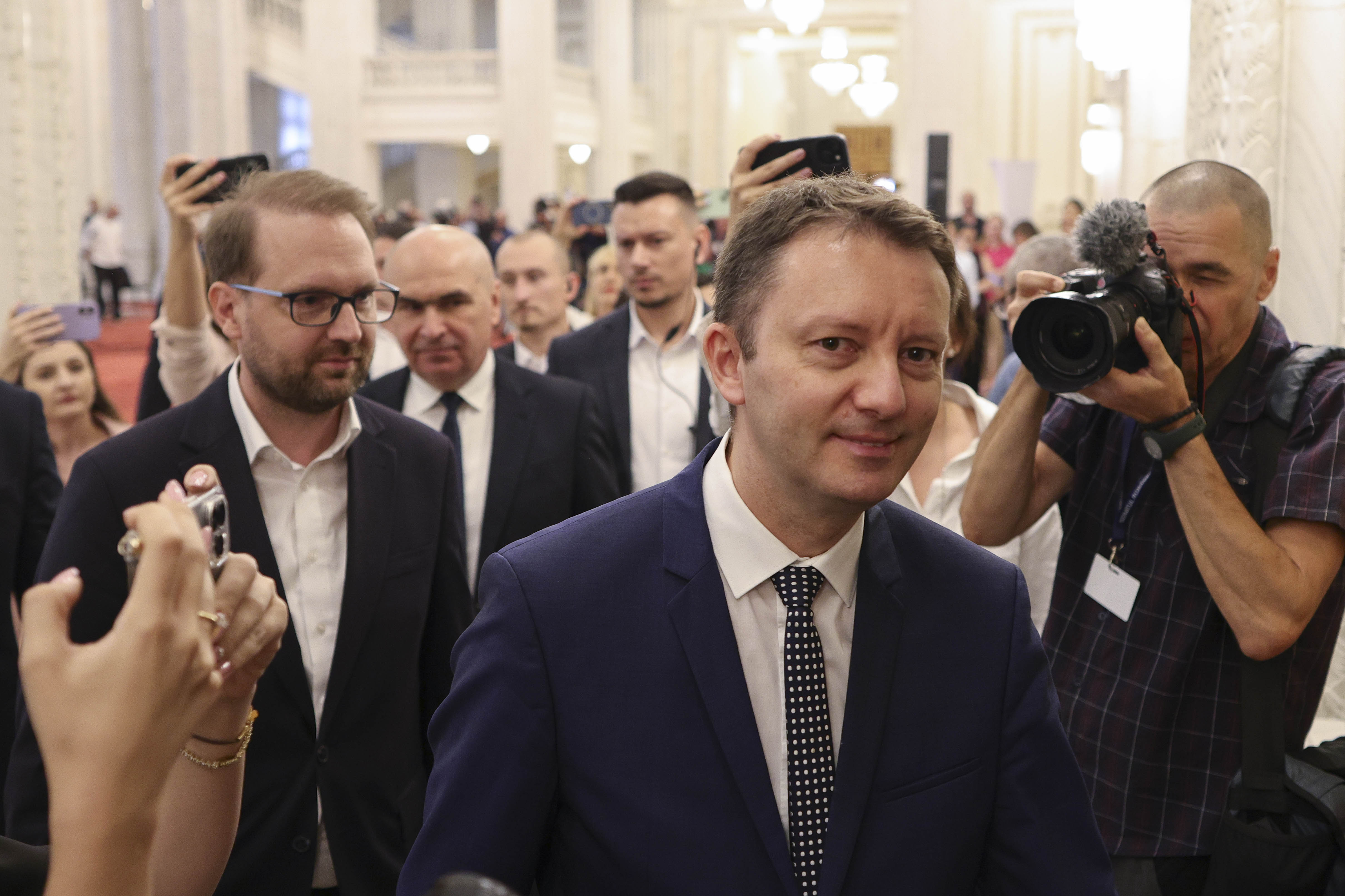 Premierul desemnat Siegfried Mureșan a depus programul de guvernare la Parlament: Reducerea numărului de parlamentari, reforma companiilor de stat și reducerea TVA la 19%, printre măsurile propuse|Foto: Inquam Photos / Octav Ganea