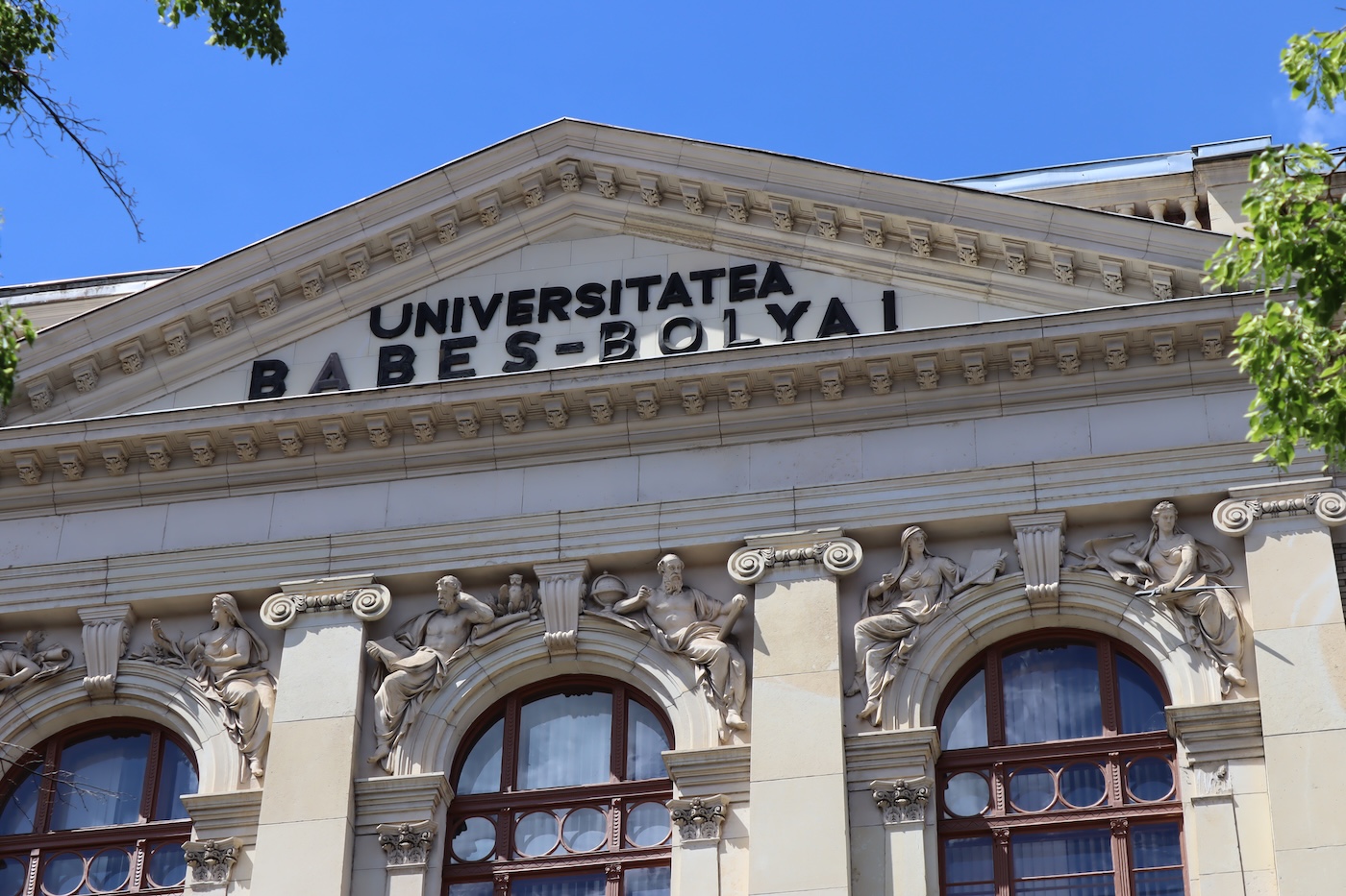 Studenții evacuați din căminul afectat de incendiu, relocați temporar. Măsuri anunțate de UBB.