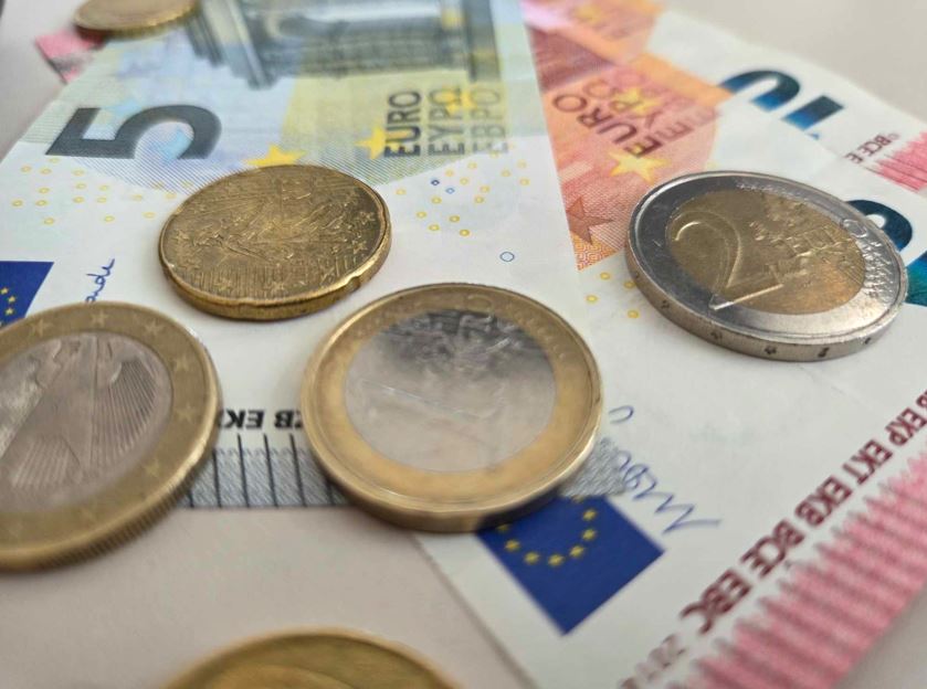 Maxim istoric pentru euro! Moneda europeană a depășit pragul de 5,35 lei.|Foto: Eliza Lucaciu - monitorulcj.ro