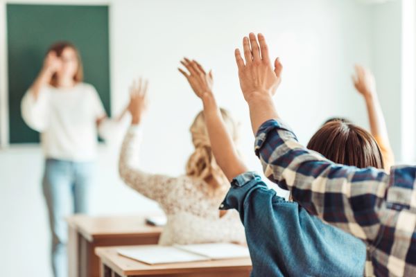 Ministerul Educației susține verificarea dosarelor de burse sociale de către primării. Mihai Dimian: „Și plata acestora să se facă prin bugetele locale”.