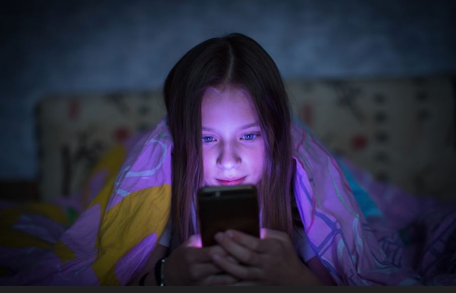 Doi deputați PSD pregătesc un proiect de lege care ar interzice accesul copiilor sub 14 ani la rețelele sociale, fără excepții. | Foto: Salvați Copiii Romania