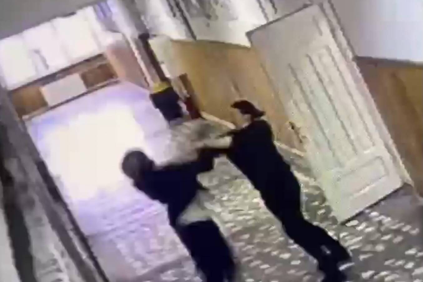 Minorul de 13 ani care a rănit cu un cuțit o profesoară și un elev la Școala Gimnazială „Ștefan cel Mare” din Bistrița a fost transferat la Clinica de Psihiatrie Infantilă din Cluj-Napoca, după ce a fost supus unor investigații la spitalul din Bistrița. | Foto: bistriteanul.ro