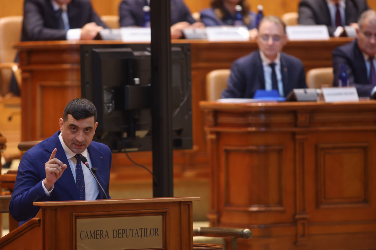 George Simion a atacat marți, 20 octombrie, de la tribuna Parlamentului, partidele care sprijină învestirea Cabinetului Luca Niculescu. | Foto: George Călin, INQUAM PHOTOS