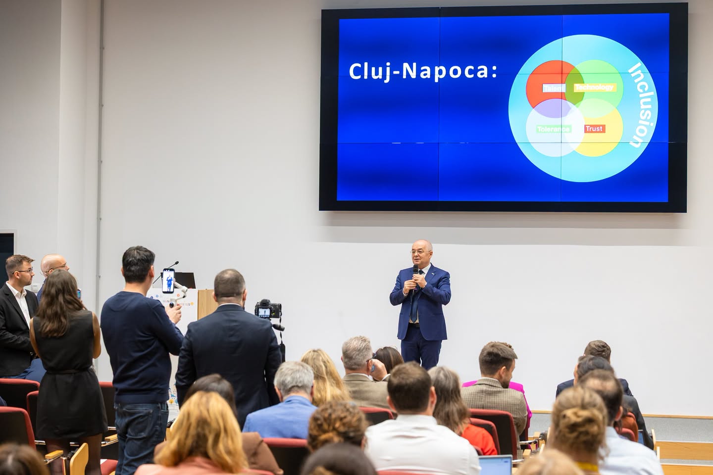Primarul Emil Boc a pledat pentru alocarea unor fonduri suficiente politicii de coeziune în viitorul buget al Uniunii Europene, la o reuniune europeană organizată la Cluj-Napoca. | Foto: Facebook Emil Boc