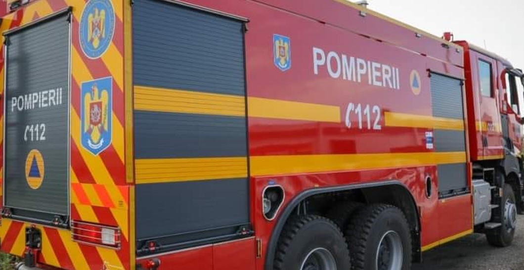 Un pompier a fost lovit în timp ce stingea un incendiu | Foto: Inspectoratul General pentru Situații de Urgență