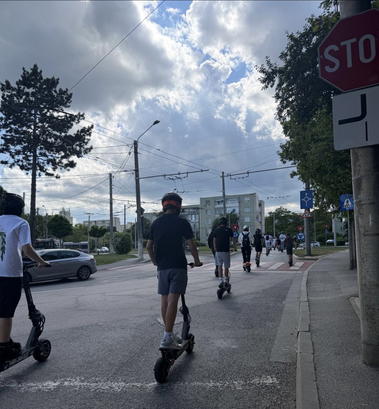 Conducătorii de trotinete și biciclete electrice vor fi obligați să poarte cască de protecție | Foto: monitorulcj.ro
