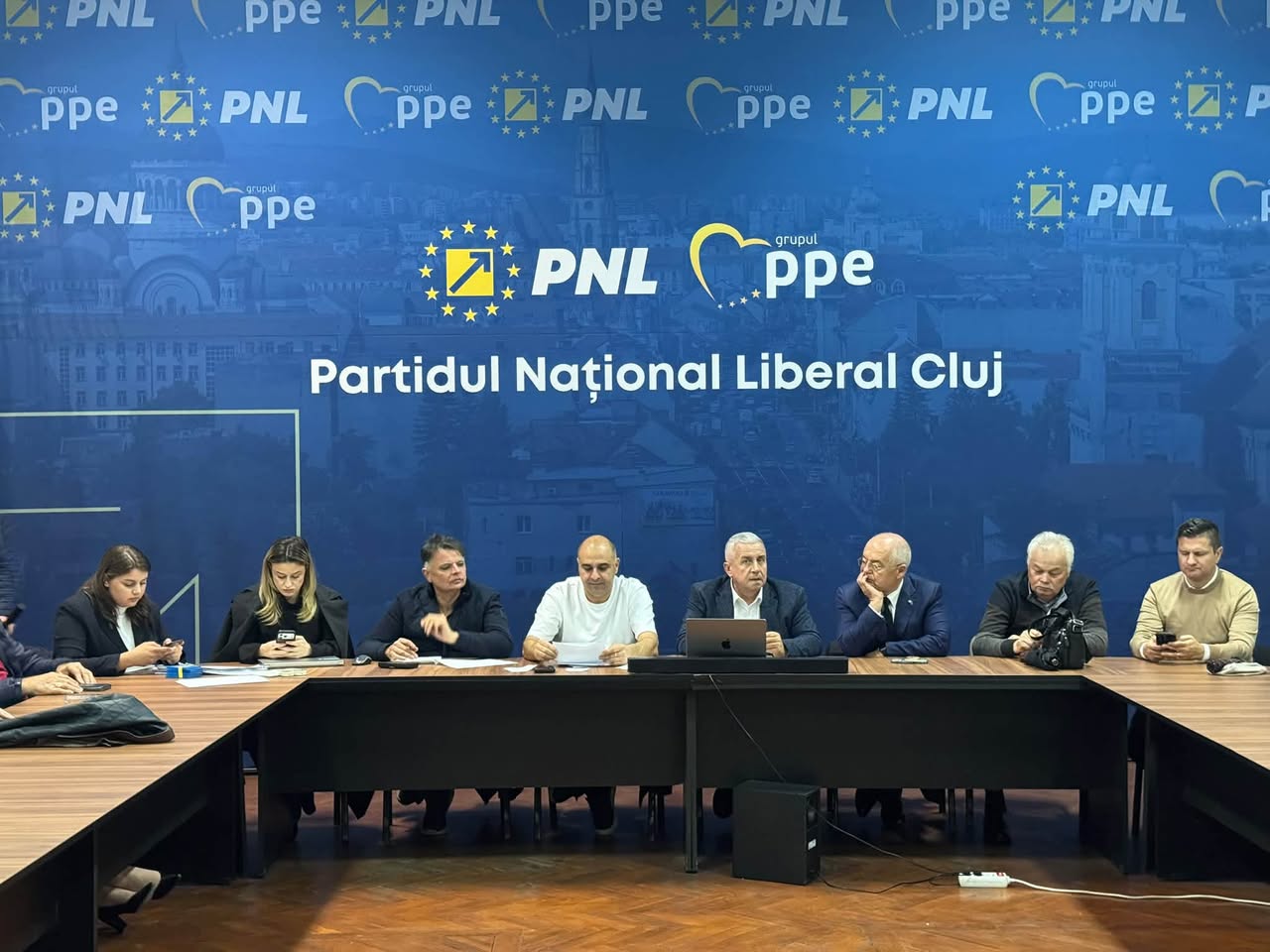 Daniel Buda s-a întâlnit luni seară, 26 octombrie, cu membrii Biroului Politic Local al PNL Cluj și cu studenții din TNL, în prezența primarului Emil Boc și a viceprimarului Dan Tarcea. | Foto: Facebook Daniel Buda