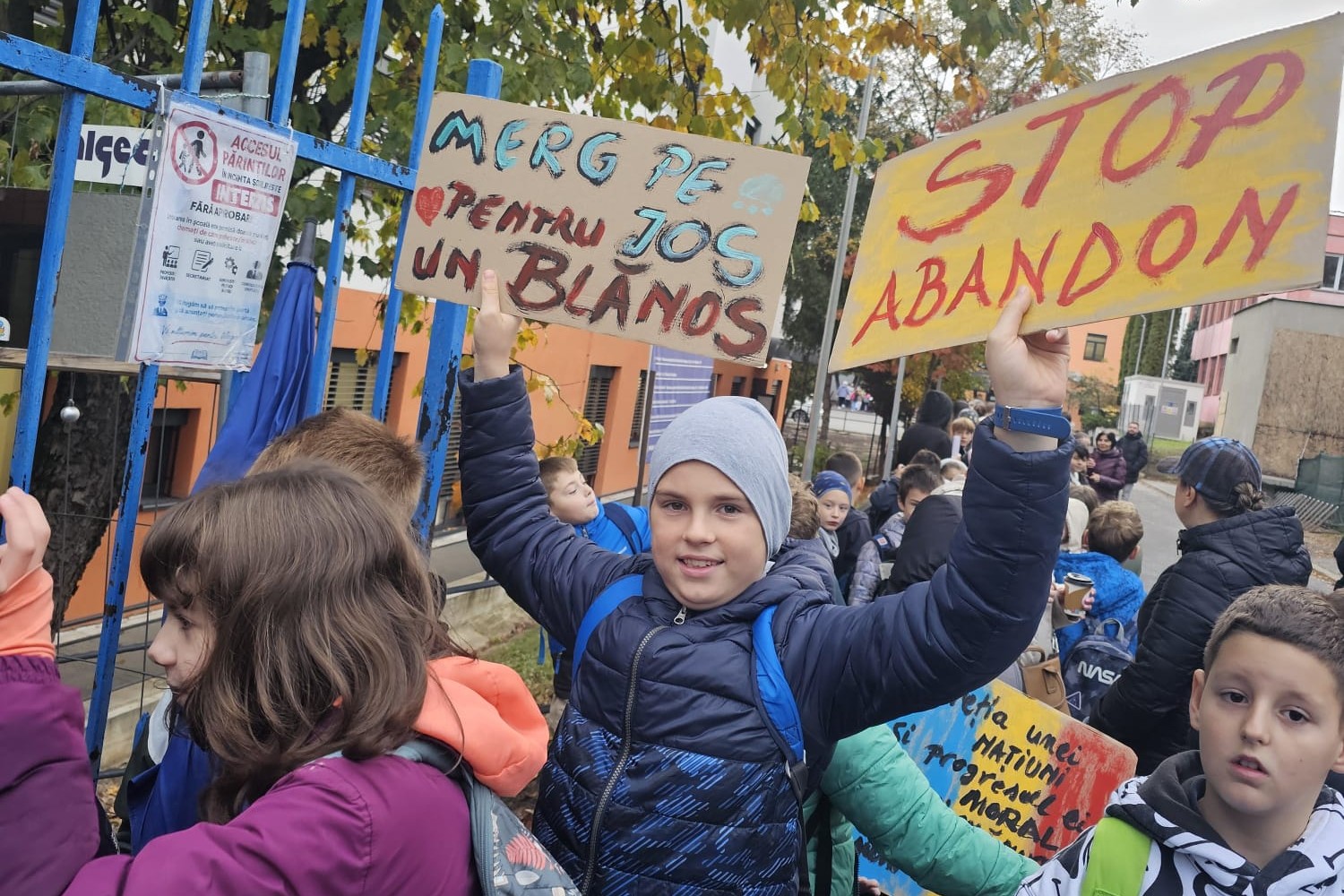 În cadrul Săptămânii Verzi, elevii școlii gimnaziașe „Ion Creangă” au organizat cea de-a doua ediție a marșului caritabil „We walk for… Arca lui Noe! – Mergem pe jos pentru un blănos!”. Foto: organizatorii evenimentului, Școala Gimnazială „Ion Creangă” Cluj-Napoca