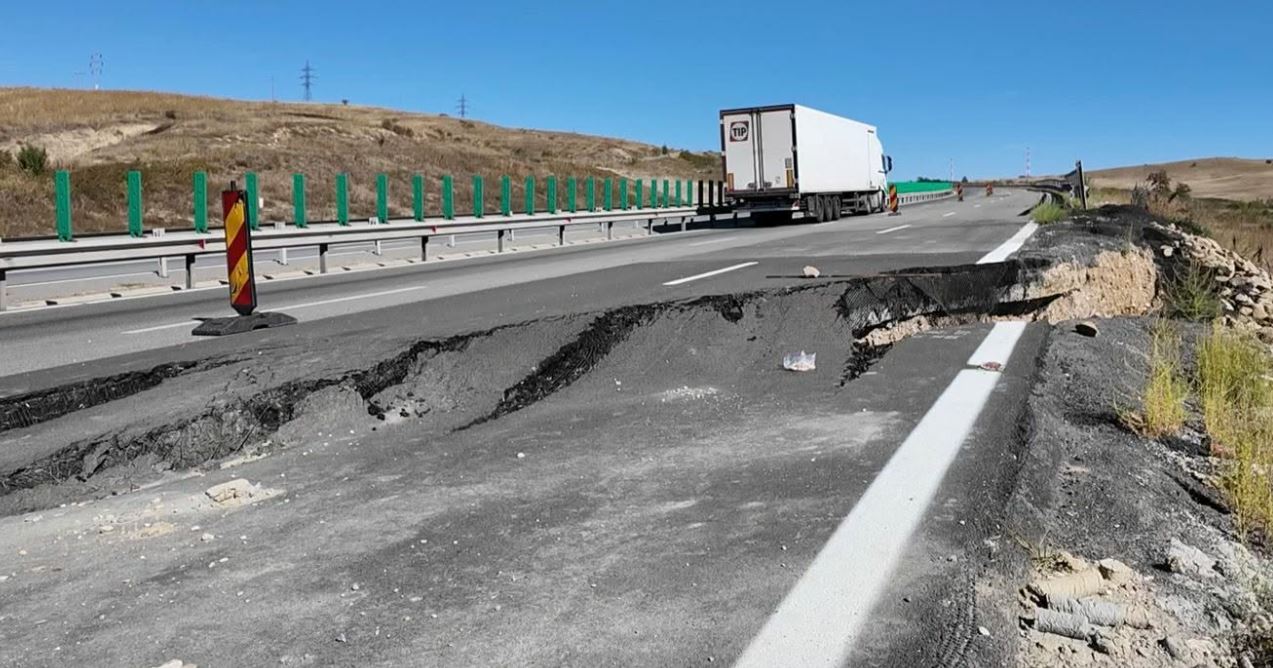 În zona surpării de teren de pe A10 Sebeș - Turda, circulația va fi închisă temporar | Foto: monitorulcj.ro