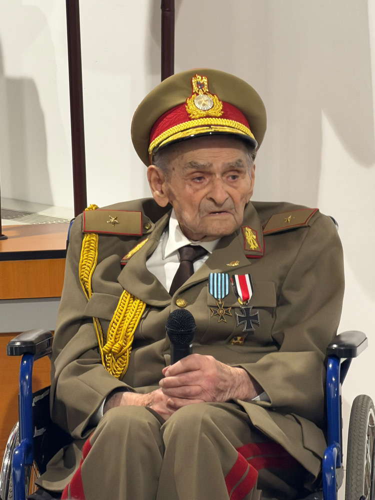 Veteranul de război Iosif Rus, care a predat muzică timp de peste patru decenii, aniversează miercuri, 28 octombrie, împlinirea a 111 ani. | Foto: Florin Drâmbăren